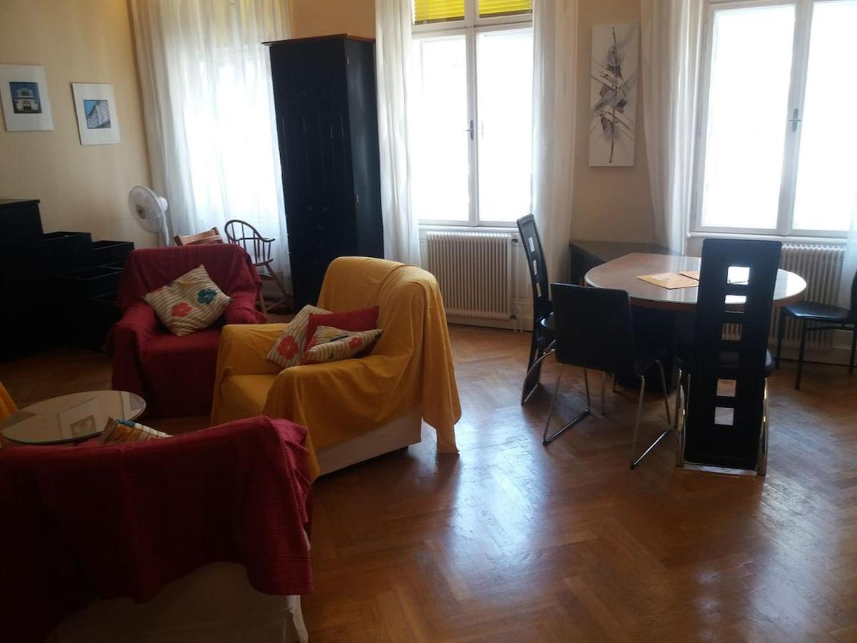 Apartment Geräumige Zentrumsnahe Altbauwohnung *